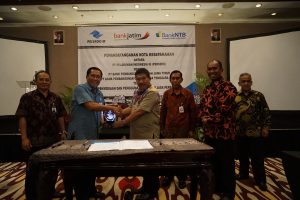 Direktur Utama Pelindo III, Orias Petrus Moedak; Direktur Keuangan Pelindo III, U. Saefudin Noer; Direktur Utama BPD Nusa Tenggara Barat, Komari Subakir;Direktur Utama BPD Jawa Timur, Soeroso dan Direktur Bisnis Menengah & Korporasi BPD Jawa Timur, Su’udi menandatangani nota kesepahaman (MoU) antara Pelindo III dengan dua BPD yang diselenggarakan di Mataram, NTB pada Rabu (21/9)