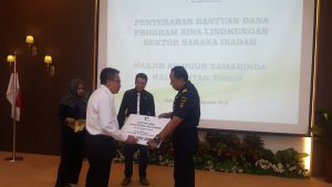 Ket foto: Bantuan untuk Masjid An Nur diserahkan Pelindo IV kepada KSOP Samarinda 