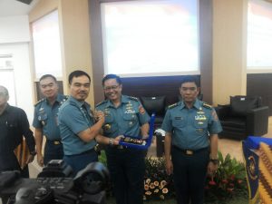 Jabat Tangan - Danseskoal Laksamana Muda TNI Arusukmono Indra Sucahya, S.E, M.M (kiri) dengan Kepala Pusat Informasi Maritim Bakamla RI, Kolonel Laut (P) Arief Meidyanto (tengah)