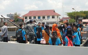 KRI Sembilang-850 dan KAL Welang II-4-60 dikunjungi ratusan pelajar sekolah menengah dari SMK Soelthan M. Tsjafioeddin Kabupaten Singkawang.