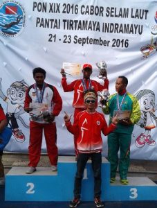 Koptu Juwono prajurit Satkopaska Koarmabar mempersembahkan medali emas untuk Kontingen DKI Jakarta pada Cabor selam laut nomor Orientasi Bawah Air (OBA), Kamis (22/9).