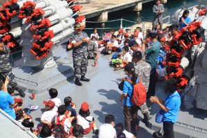 Komandan KRI Cut Nyak Dien-375 Mayor Laut (P) Puntun Ujung memberikan pengarahan kepada para siswa dari SD Salam Kudus Padang saat berkunjung di KRI Cut Nyak Dien-375 yang sedang sandar di Dermaga Batubara Teluk Bayur, Padang, Selasa (27/9).