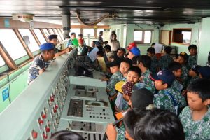 Siswa siswi SD Al Azhar Kelapa Gading saat naik ke KRI Tanjung Nusanive 973.