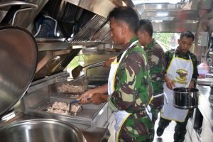 Para peserta Latihan Dalam Dinas (LDD) Memasak sedang menjalankan latihan yang diselengarakan di Lapangan apel Kesatrian Marinir Sutedi Senaputra Karangpilang, Surabaya. Rabu (21/09/2016).