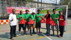 Pemberian daging hewan qurban PT MTI