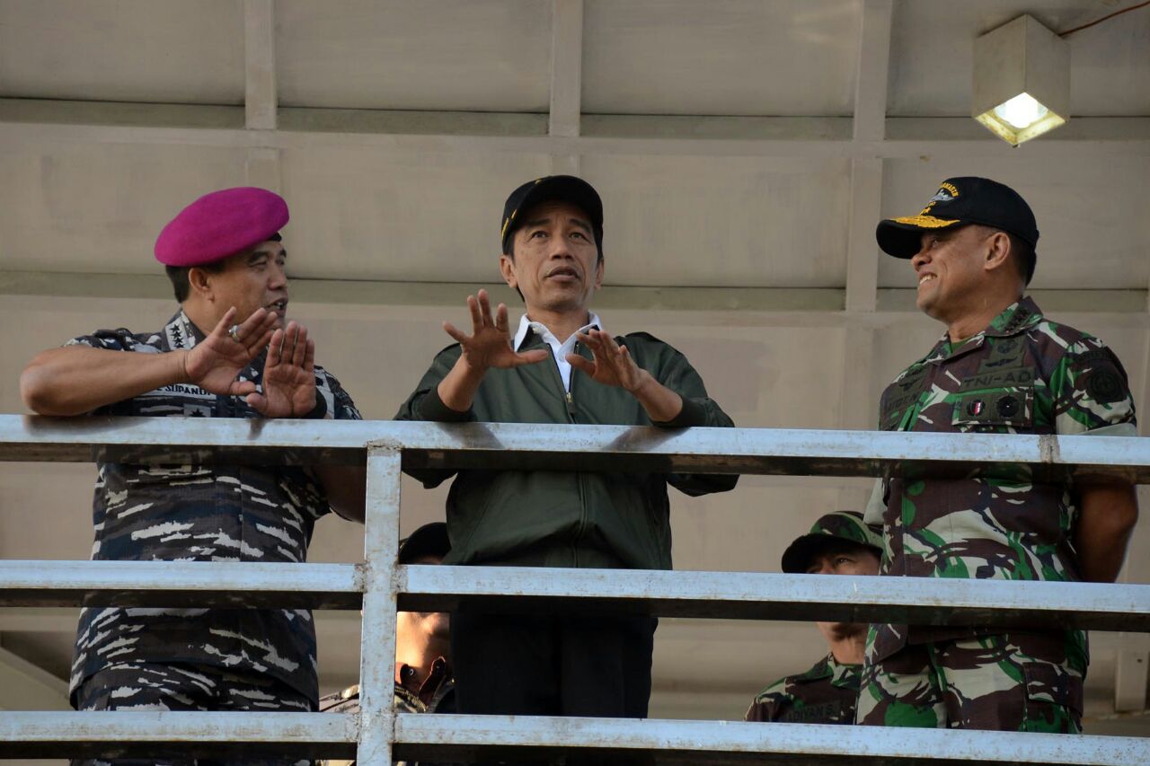 Presiden Joko Widodo Saksikan Pendaratan Pasukan Marinir TNI AL ke Pantai Banongan