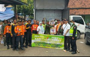 Penyerahan bantuan dari PT MTI kepada korban banjir bandang di Garut, Jawa Barat