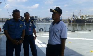 Komandan Satlinlamil Surabaya Kolonel Laut (P) Riduwan Purnomo, S.T., M.M. sedang melaksanakan inspeksi di salah satu ruangan KRI Teluk Bintuni 520.