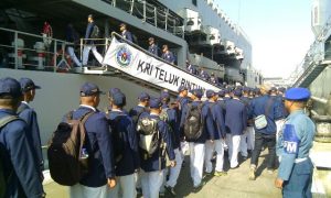 Para mahasiswa Universitas Hang Tuah Surabaya berbaris saat akan melaksanakan embarkasi ke KRI Teluk Bintuni 520.