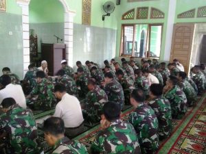 Jajaran Satlinlamil Surabaya sedang melaksanakan doa bersama di Masjid Attaqwa Mako Satlinlamil Surabaya.