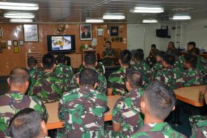 Kaskolinlamil Laksma TNI Roberth Wolter Tappangan, S.H. saat memberikan pengarahan kepada seluruh personil KRI Banda Aceh 593 dalam rangka persiapan Pelayaran Muhibah Kartika Jala Krida 2016.