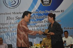 Jabat Tangan - Menteri Susi dengan Senat Akademik Undip, Prof Sunarso, (5/9). (Foto: Undip)