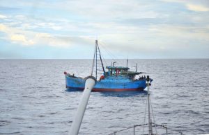 KRI Teuku Umar-385 yang sedang terlibat operasi Yuda Sagara XVI kembali menangkap Kapal ilegal fishing berbendera Vietnam BD 96792 TD di Perairan Natuna, Laut Teritorial Indonesial, Jumat (7/10).