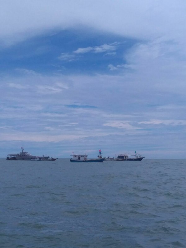 Dibantu Para Nelayan, Bakamla Kibarkan Bendera Merah Putih di Ambalat