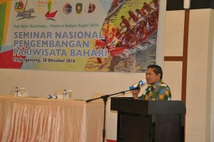 Deputi Bidang Koordinasi SDM, Iptek, dan Budaya Maritim, Kemenko bidang Kemaritiman, Safri Burhanuddin memberikan pemaparan dalam Seminar Nasional Pengembangan Pariwisata Bahari menuju Poros Maritim Dunia.