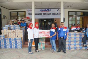Asih Kurnia Kepala Kantor Perwakilan Pelindo I di Jakarta memberikan bantuan Bencana Alam Garut-