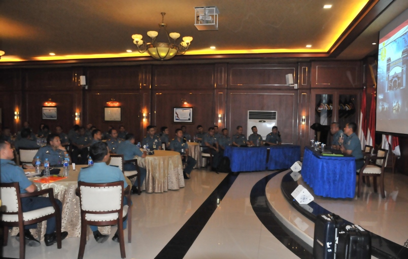 Para perwira jajaran Kolinlamil sedang mengikuti flying phsycology.