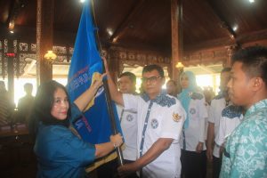 Pemberian amanat dari Ketua Umum Akumandiri Hermawati Setyorinny kepada Ketua DPD Akumandiri Jepara Hermawati Setyorinny