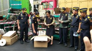 Menkeu Sri Mulyani jelaskan soal kenaikan harga rokok di Bea Cukai, Jakarta, (30/9)