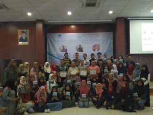 Foto Bersama - Mahasiswa UIN Syarif Hidayatullah dengan para pembicara Bedah Buku My Fish My Life di Auditorium, Kampus FISIP UIN, Ciputat, Jakarta (4/10)