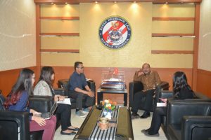 Tiga orang dosen dari Bina Nusantarasedang mewawancarai Kepala Badan Keamanan Laut.