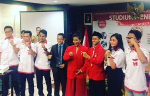 Pemakaian Jaket GMNI kepada Menteri Susi 