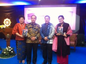 Kasal Laksamana TNI Ade Supandi (kedua dari kiri) dan Laksamana TNI (Purn) Dr. Marsetio (kedua dari kanan) saat peluncuran buku "Kesadaran Baru Maritim Biografi Laksamana TNI Dr. Marsetio" di Gedung Mandala, Akademi Angkatan Laut (AAL) Bumimoro Surabaya