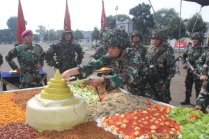Pemotongan tumpeng raksasa oleh Komandan Brigif-2 Mar Kolonel Marinir FJH. Pardosi yang dilaksanakan di Lapangan Apel Brigif-2 Mar, Kesatrian Marinir Hartono Cilandak, Jakarta Selatan, Kamis (20/10/2016).