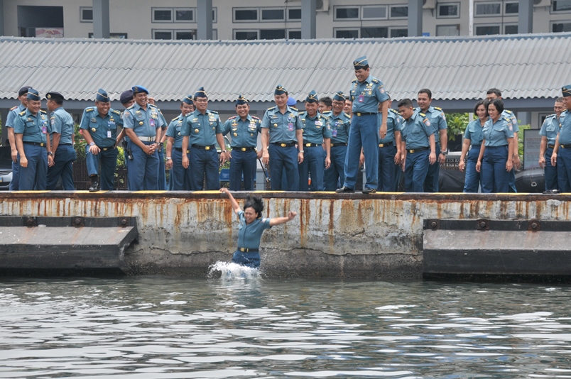 Usai Naik Pangkat, Sejumlah Perwira TNI AL Ceburkan Diri Ke Laut