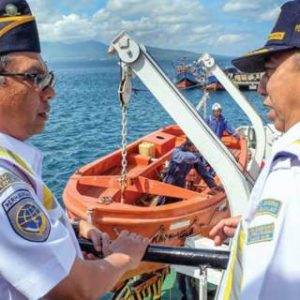 Petugas Syahbandar tengah mengecek kelaiklautan kapal sebelum berlayar