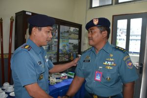 Dan Satlinlamil Jakarta Kolonel Laut (P) Andi Abdul Aziz menyalami Letkol Laut (P) Heri Prihartanto usai upacara penyerahan jabatan Wakil Komandan Satlinlamil Jakarta.