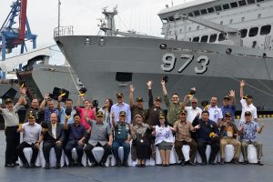 Pangkolinlamil Laksda TNI I.G. Putu Wijamahaadi, S.H. bersama para peserta reuni alumni Lemhannas Angkatan 45 tahun 2010 berfoto bersama di Dermaga Kolinllamil