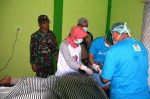 Komandan Satuan Tugas (Dansatgas) Operasi Surya Bhaskara Jaya (SBJ) LXV Kolonel Laut (P) Robertus Tjahya Waskita, S.E., M.M., yang sehari-hari menjabat Komandan Satuan Kapal Bantu Komando Armada RI Kawasan Barat (Dansatbanarmabar) menyaksikan operasi bedah yang dilakukan oleh tim medis Operasi SBJ LXV di Teluk Batang, Kayong Utara, Kalimantan Barat.