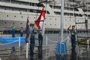 Pangkolinlamil Laksda TNI I.G. Putu Wijamahaadi, S.H. selaku Inspektur Upacara saat upacara peringatan Sumpah Pemuda Ke-88 di Kolinlamil. 