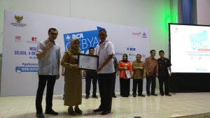 Saiful Anwar Senior Manager PKBL Pelindo 1 menerima penghargaan ICSB Indonesia Presidential Award 2016.