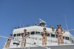Para taruna Akademi TNI Angkatan Laut Angkatan 63 berdiri didepan anjungan KRI Banda Aceh 593.