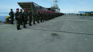 Pasukan Yonif 1 dan 3 Marinir serta Korem 172 Praja Vira Braja saat mengikuti Upacara penerimaan dan pelepasan Satgas Pamputer Papua.