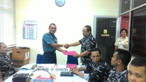 Irkolinlamil Kolonel Laut (S) Mulyono dan Kasubdis Ren Dismatbek Kolinlamil Letkol Laut (T) Suyatno yang mewakili Kadismatbek Kolonel Laut (T) TM Sitanggang berjabat tangan saat penutupan Wasrik sektoral diDismatbek Kolinlamil