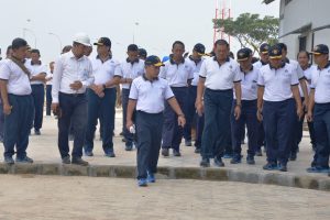 Pangarmabar Laksamana Muda TNI Aan Kurnia, S.Sos., melakukan  pengecekan dan pemeriksaan fasilitas sarana dan prasarana pendukung pelaksanaan upacara Hari Armada RI di Kesatrian TNI Angkatan Laut Pondok Dayung Jakarta Utara, Jumat (11/11).