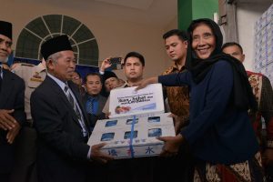 Menteri Kelautan dan Perikanan, Susi Pudjiastuti memberikan bantuan ikan beku makarel untuk para santri di Gontor.