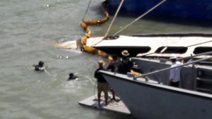 Satgas EFQR V tengah mencari korban kecelakaan kapal tenggelam di di area Dock Marina Gresik.
