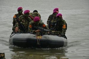 Taruna AAL latihan raid amfibi di Belawan.