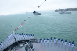 Inspeksi unsur-unsur peserta International Naval Ships Review Exhibition di perairan Queen,s Wharf Auckland, New Zealand, pada hari Sabtu (19/11).