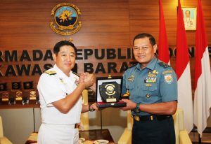 Kasarmabar Laksamana Pertama TNI Yudo Margono, S.E., memberikan cinderamata kepada Komandan Gugus Latihan Angkatan Laut Korea Selatan Laksamana Muda Lee Sanghoon saat melaksanakan kunjungan kehormatan di ruang VVIP Markas Komando (Mako) Koarmabar, Rabu (23/11).