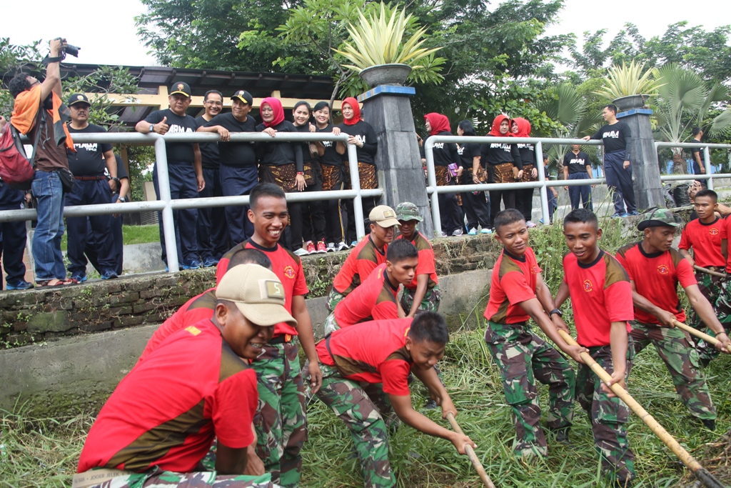 Prajurit Koarmatim terjun di Kalimas.