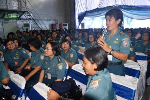 Kowal dan Jalasenastri mengikuti Joy Sailing di KRI Makassar 590.