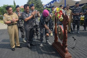 Pemukulan gong sebagai tanda peresmian penyelesaian renovasi RTLH.