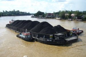 Aktivitas pengangkutan batu bara oleh kapal tongkang di Kalimantan