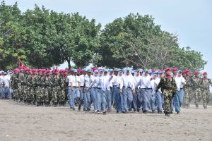 Marinir bersama unsur masyarakat peringati HUT Korps Marinir ke-71 di Pantai Tanjung Pasir, Banten.