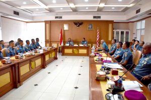 Pembekalan kepada 19 Perwira Remaja Korps Marinir Angkatan 61 di Ruang Rapat Gedung Agoes Soebekti, Markas Komando Korps Marinir, Jalan Prajurit KKO Usman dan Harun No.40 Kwitang, Jakarta Pusat, Kamis (17/11/16).